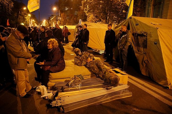 Na protivladnih protestih v Kijevu v spopadu s policijo dva ranjena 