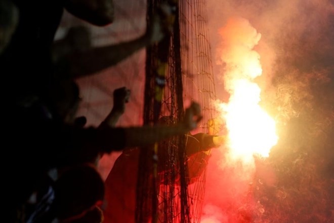 Med tekmo je slovenski državljan prižgal baklo na južnem delu stadiona. (Foto: Reuters)