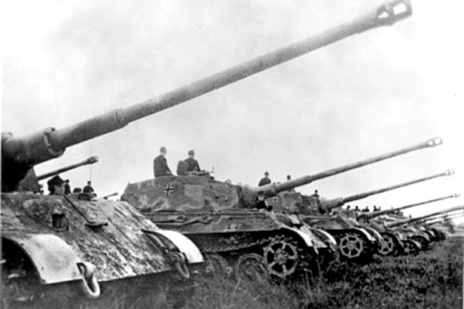 Tiger II je tehtal 70 ton, na prednjem delu pa je imel oklep, debel od 100 do 185 milimetrov. Izdelali so jih 492.