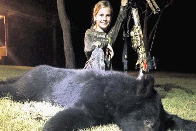 Desetletnica je s samostrelom ubila črnega medveda.