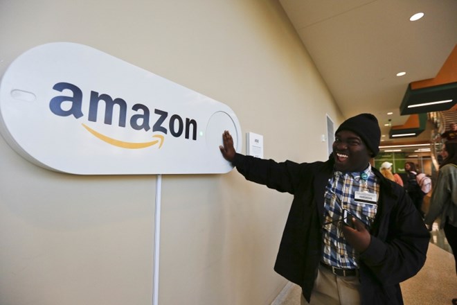 Študent v mestu Birmingham, ki je za Amazonov natečaj postavilo velik gumb podjetja.