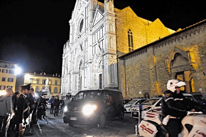 Preiskava tragičnega dogodka, ko je na turista v firenški baziliki padel del kamnitega oboka, še vedno traja.