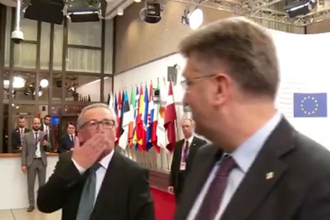 Juncker je Plenkovića uščipnil za zadnjico in mu poslal še poljubček