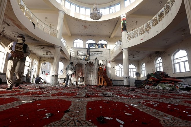 V napadu na mošejo v Kabulu najmanj 56 mrtvih, odgovornost prevzela IS