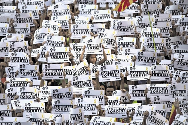 V soboto je bilo na ulicah Barcelone 450.000 ljudi, ki so z napisi med drugim zahtevali »izpustitev Jordijev«, misleč na...