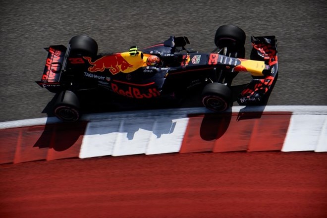 Max Verstappen je odpeljal odlično dirko, a zadnje prehitevanje je bilo vendarle proti pravilom. (Foto: Reuters)