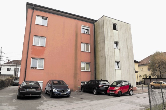 Mirsad Bašić je dobil  dovoljenje za enostanovanjsko hišo, zrasel pa je stanovanjski blok. Zdaj v njem kupci stanovanj...