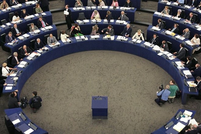 Zasedanje poslancev evropskega parlamenta v Strasbourgu. Slišati je, da so med njimi spolni nadlegovalci.