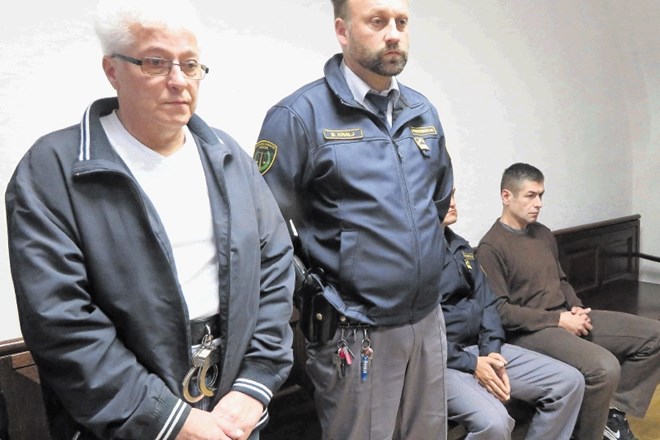 Franc Vajda (stoji) in Andrej Bagari (na klopi) zavračata tožilski očitek, da sta do smrti pretepla 64-letnega Srečka...