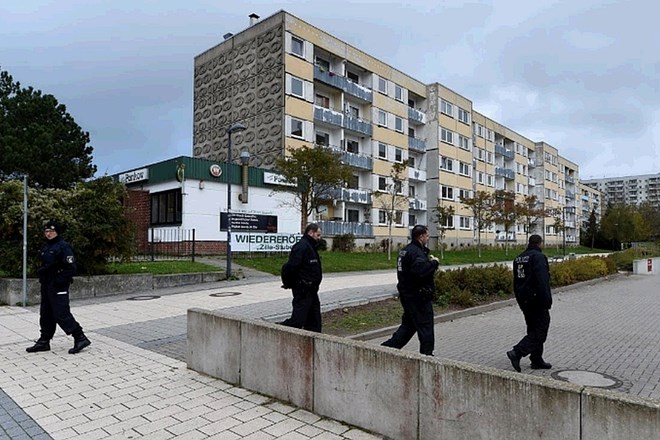 Nemška policija pred rezidenčnim blokom v mestu Schwerin.