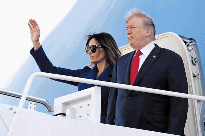 Donald Trump je z ženo Melanio po tradiciji začel azijsko-pacifiško predsedniško turnejo  z vkrcanjem na letalo Air Force One...
