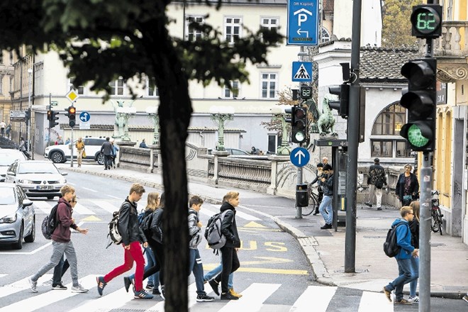 V Ljubljani so le štiri križišča in dva prehoda za pešce opremljeni z odštevalniki časa za voznike, precej več pa je...