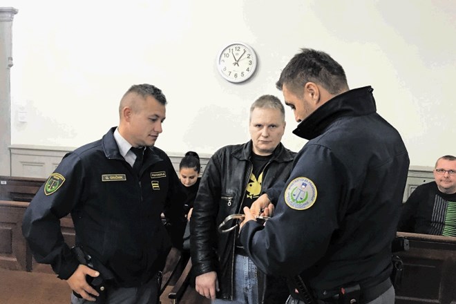 Obtoženi Mariborčan Marjan Dugi je bil v preteklosti že obsojen zaradi kaznivih dejanj, in sicer preprodaje drog in roparske...