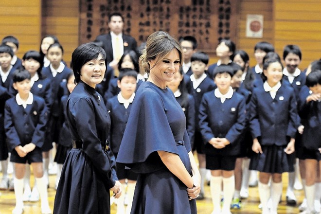 Prvi dami ZDA in Japonske  Melania Trump in  Akie Abe sta med meddržavnimi pogovori obiskali osnovno šolo v Tokiu.