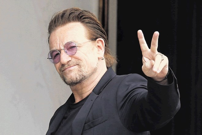 V dokumentih se je znašel tudi priljubljeni pevec skupine U2 in znani dobrodelnež Bono. Prek podjetja nabiralnika na otoku...