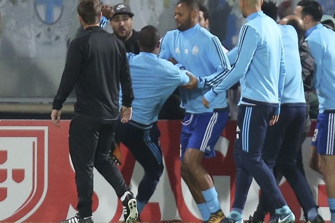 Patrice Evra zaradi udarca navijača brez evropskih tekem do junija 2018 in brez kluba 