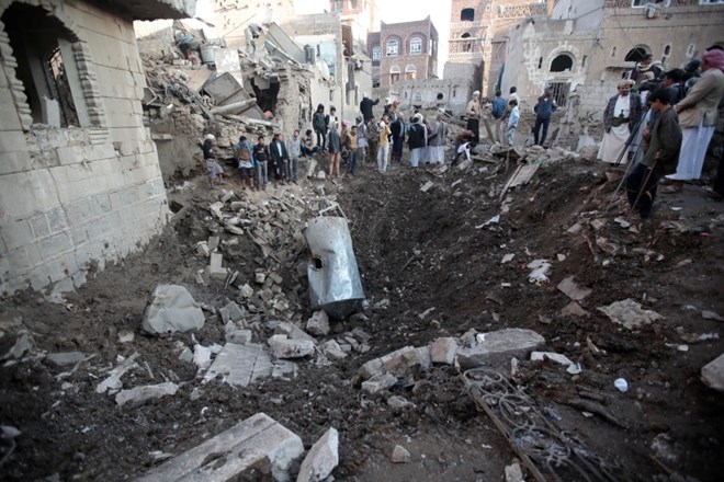 Letalski napad na poslopje obrambnega ministrstva v jemenski prestolnici, ki ga držijo uporniki.