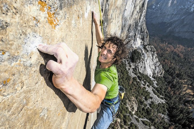 Adam Ondra, češki športni plezalec, je pred letom dni prvi prosto preplezal Dawn Wall, znamenito smer v El Capitanu.