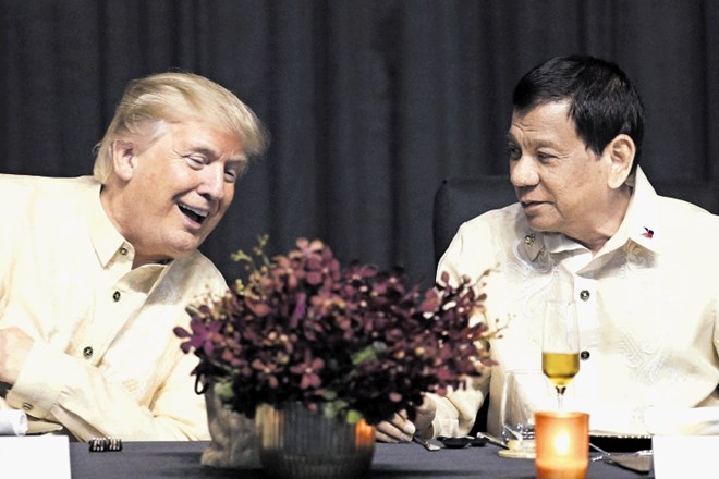 Donald Trump je na svojem zadnjem postanku enajstdnevne azijske turneje zadovoljno klepetal s filipinskim predsednikom...