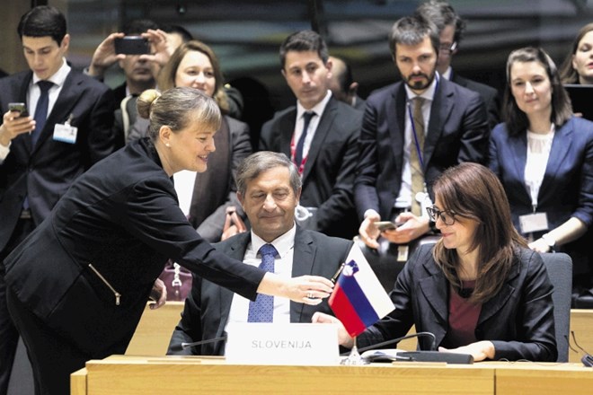 V imenu Slovenije sta listino o krepitvi obrambnega sodelovanja v Bruslju podpisala obrambna ministrica Andreja Katič in...