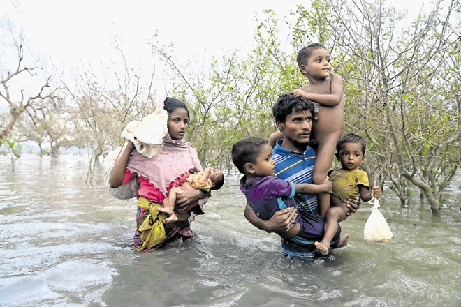 Številni pripadniki ljudstva Rohinga niso mogli najti čolna in  so  mejno reko Naf poskušali prečkati peš.