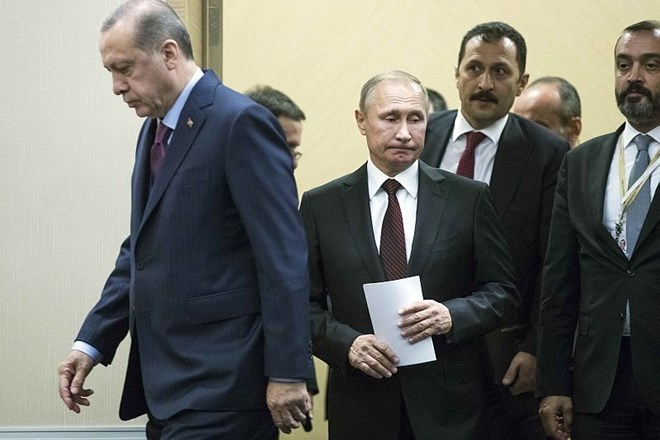 Turški predsednik Recep Tayyip Erdogan (levo) in ruski predsednik Vladimir Putin (v sredini).