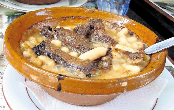 Tradicionalni francoski cassoulet: fižol in sedem skorij