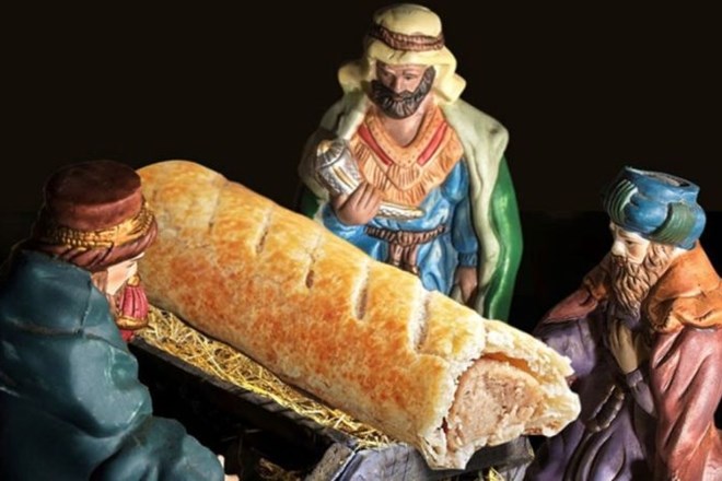 Oglas za pekarno: v jaslicah namesto  Jezuščka   hrenovka v testu