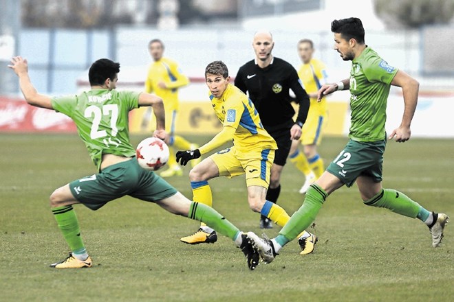 Nogometaši Domžal (na fotografiji z žogo Petar Franjić) so se proti Krškem veselili četrte zmage na zadnjih petih tekmah,...