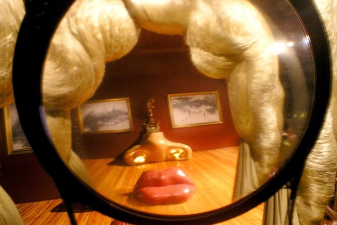 Zofa Ustnice Mae West, ki se nahaja v  Dalijevem muzeju v Figuerasu v Španiji Wikipedia