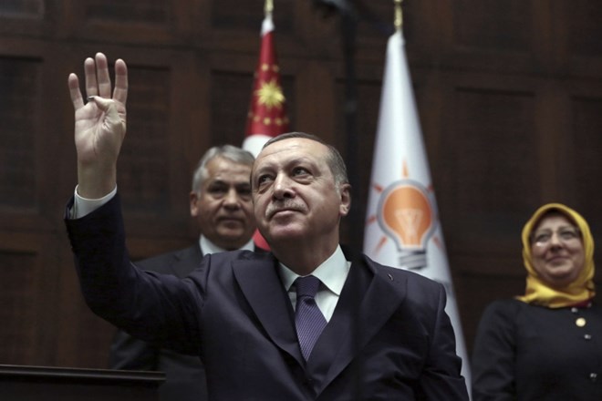 Turški predsednik Recep Tayyip Erdogan je izredno stanje po poskusu državnega udara leta 2016 izkoristil za pregon vseh...