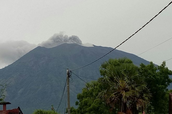 Vulkan Agung je danes izbruhnil po več kot 50 letih.