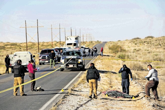 Mehiški forenziki so ob cesti v okolici Ciudada Juareza našli mrtvega moškega, zavitega v odejo. Število umorov v državi se...