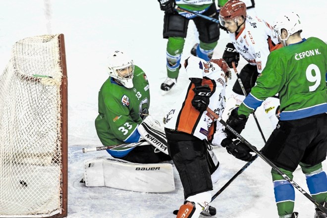 Jeseniški hokejisti (v svetlejših dresih) imajo v alpski ligi v primerjavi z Olimpijo trdnejšo obrambo  in učinkovitejši...