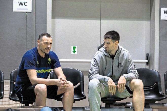 Rado Trifunović (levo) bo proti Belorusiji prvič v vlogi selektorja, center Gašper Vidmar pa v funkciji kapetana.
