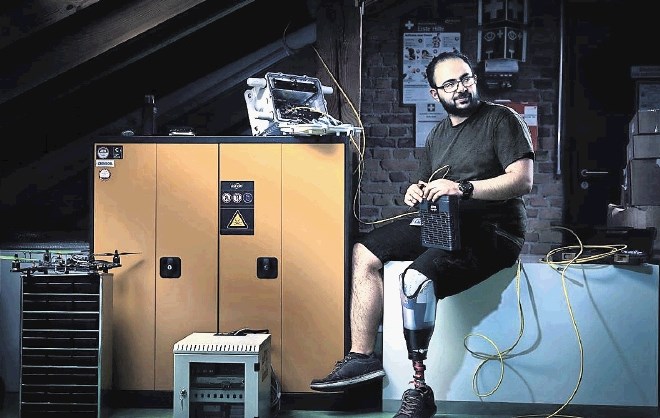 Asem Hasna  begunce v Nemčiji  poučuje računalništvo in 3D-tiskanje, s katerim je izdelal ničkoliko protez.