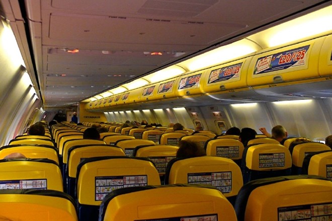 Množica oglasov v Ryanair letalih.