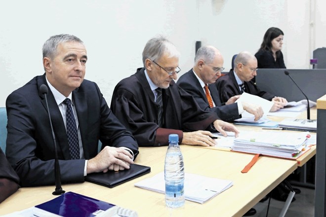 Nekdanji pravosodni minister Aleš Zalar (levo) je pred začetkom naroka novinarjem o tožilskih očitkih dejal,  da je ravnal...