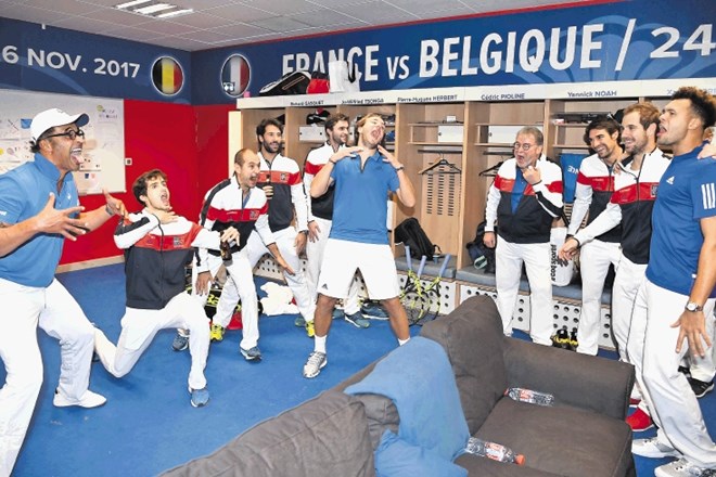 Francoski kapetan Yannick Noah (skrajno levo) in igralci so pokazali, da znajo bučno proslaviti zmago v Davisovem pokalu.