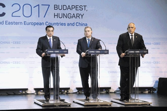 Gostitelj vrha 16+1,  madžarski premier Viktor Orban (desno), in njegov kitajski kolega Li Keqiang sta nekaj rezultatov...