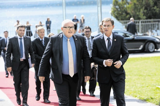 Posredovanje Fransa Timmermansa (levo) je premier Miro Cerar (desno) v nasprotju s hrvaškim kolegom Andrejem Plenkovićem...