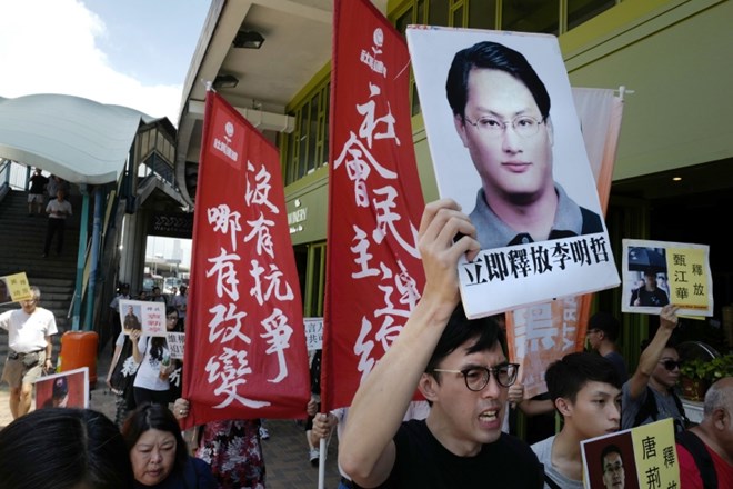 Aretacija aktivista za človekove pravice Lee Ming-cheja že sproža proteste.