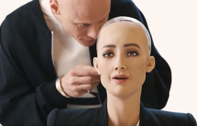 Humanoidni robot Sophia si želi otroka