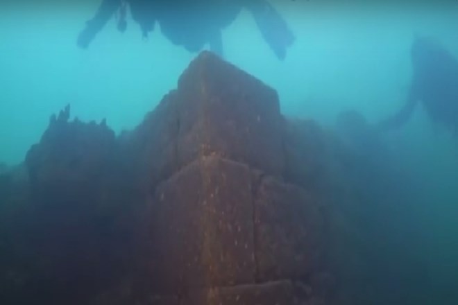 Na dnu turškega jezera odkrili 3000 let staro graščino