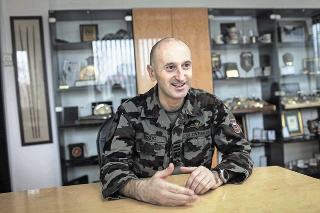 Nekdanji načelnik generalštaba slovenske vojske  na sodišče zaradi vojaških našitkov