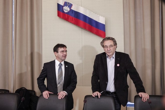 Minister Koprivnikar (levo) upa na zaključek pogajanj o  odpravi anomalij, sindikalist  Štrukelj je o tem bolj  skeptičen.