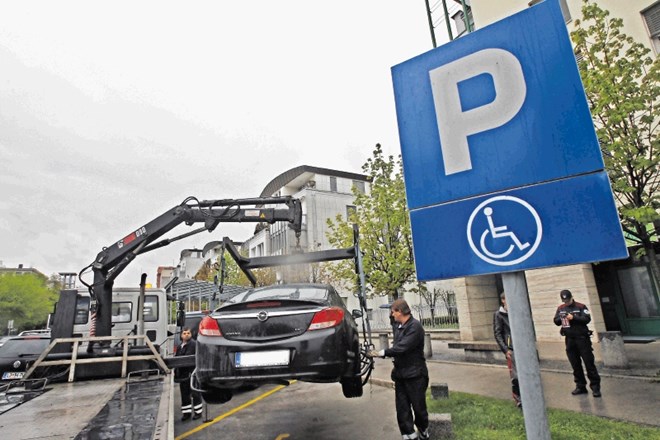Skrb zbujajoče število voznikov neupravičeno parkira na prostorih, namenjenih invalidom.