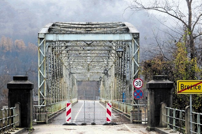 Železobetonski most nad sotočjem Save in Krke, zgrajen leta 1906, je skupaj z vmesnim kopenskim delom dolg 524 metrov.