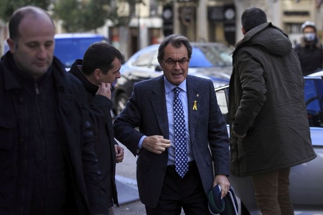 Artur Mas, nekdanji predsednik katalonske vlade, je na sodišče prišel izrazit podpro svojim rojakom.