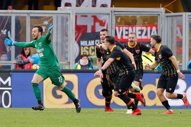 Igralci Beneventa so z zadetkom vratarja prekinili neslaven rekord zaporednih porazov.